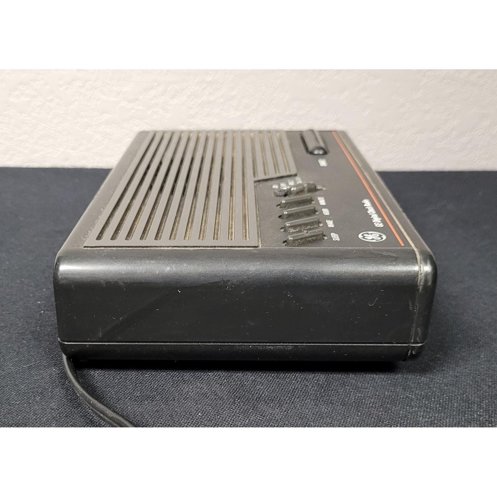General Electric (GE) Digital Clock Radio Model 7-4612BKB Vintage 1993 (Works) - Picture 9 of 15